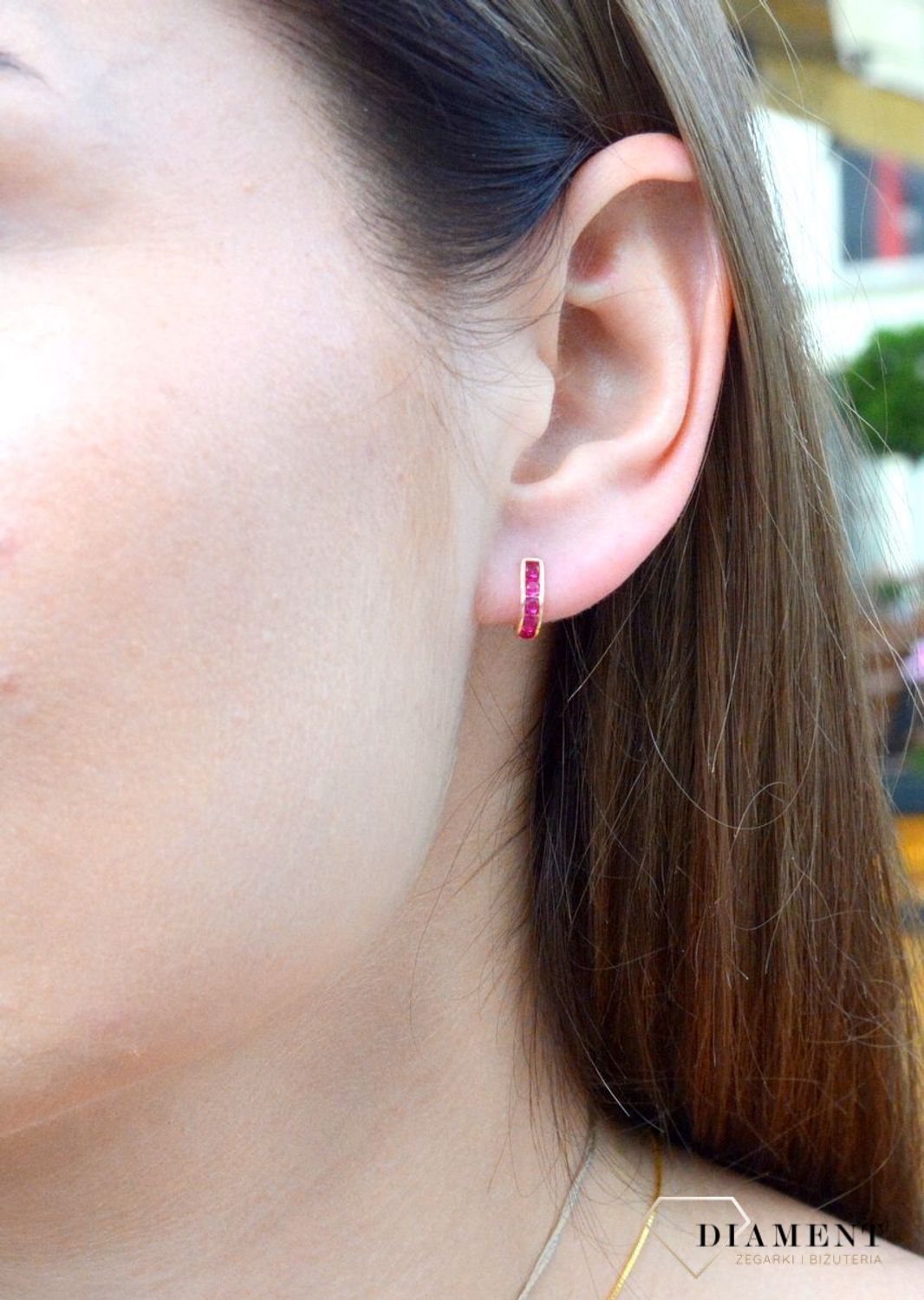 Złote kolczyki dla dziewczynki 333 cyrkonia KL 1N 333. Śliczne, złote kolczyki dla dziewczynki wykonane z wysokiej próby złota 333 o wadze około 0,73 g oraz długości około 0,8 cm. Minimalistyczne kol.jpg